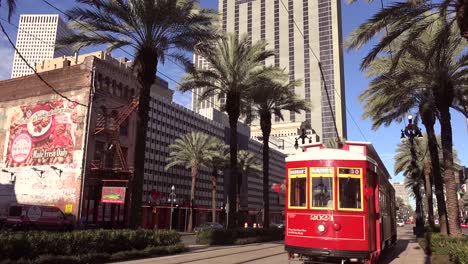 Eine-Rote-New-Orleans-Straßenbahn-Fährt-Durch-Die-Innenstadt-2