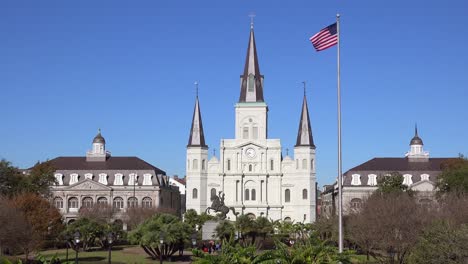 Hermosa-Plaza-Jackson-Y-La-Catedral-De-San-Luis-En-Nueva-Orleans,-Luisiana