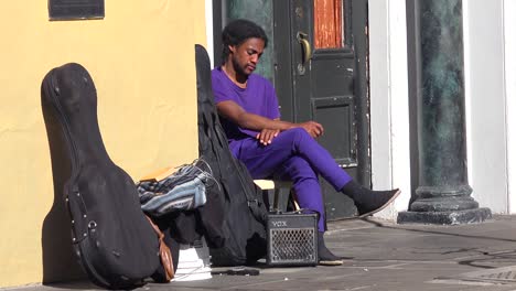 Ein-Obdachloser-Musiker-Sitzt-Auf-Der-Straße
