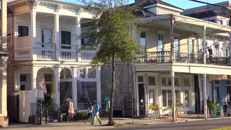 Casas-Y-Tiendas-Se-Alinean-En-Una-Calle-De-Nueva-Orleans,-Luisiana
