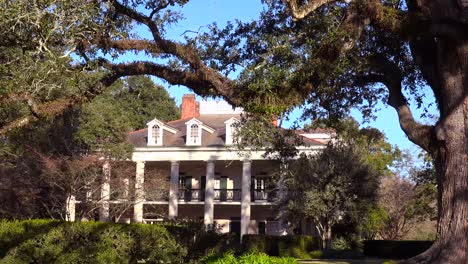 A-beautiful-gracious-Southern-mansion-on-an-estate-amongst-oak-trees