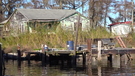 Eine-Alte-Heruntergekommene-Hütte-Am-Bayou-In-Louisiana