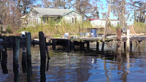 Eine-Alte-Heruntergekommene-Hütte-Am-Bayou-In-Louisiana-1