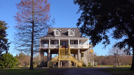 Houses-in-Louisiana-are-built-on-stilts-to-prevent-flooding-from-broken-levies-2