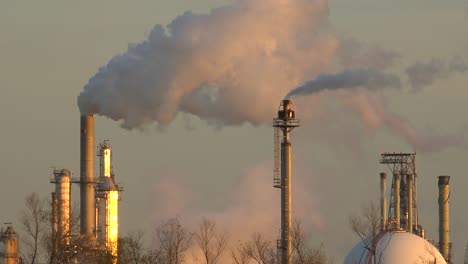 Smokestacks-belch-pollution-into-the-sky