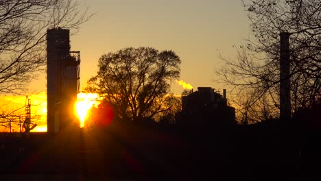 Eine-Raffinerie-Oder-Fabrik-Bei-Sonnenuntergang