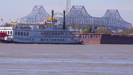 Ein-Schaufelraddampfer-Fährt-über-Den-Mississippi-Mit-New-Orleans-Im-Hintergrund-1