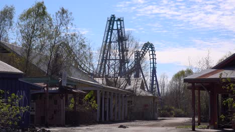 A-roller-coaster-at-an-abandoned-amusement-park-presents-a-spooky-and-haunted-image