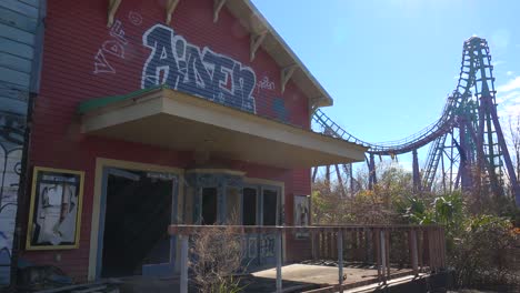 A-building-covered-with-graffiti-at-an-abandoned-amusement-park-presents-a-spooky-and-haunted-image-1