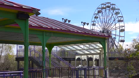 An-abandoned-and-graffiti-covered-ferris-wheel-at-an-amusement-park-presents-a-spooky-and-haunted-image-1