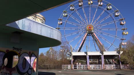 An-abandoned-and-graffiti-covered-ferris-wheel-at-an-amusement-park-presents-a-spooky-and-haunted-image-3