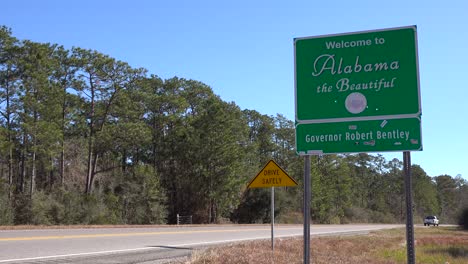 Un-Cartel-Da-La-Bienvenida-A-Los-Viajeros-A-Alabama-1