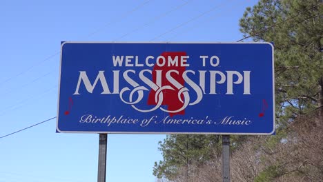 Un-Cartel-Da-La-Bienvenida-A-Los-Viajeros-A-Mississippi-1