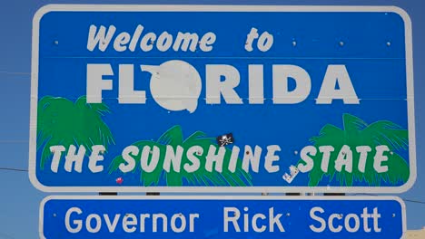 Un-Cartel-Da-La-Bienvenida-A-Los-Viajeros-A-Florida-1