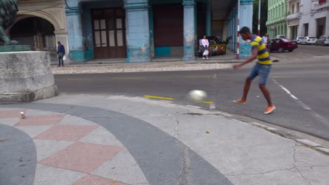 Los-Niños-Juegan-Al-Fútbol-En-La-Calle-De-La-Ciudad-Vieja-De-La-Habana,-Cuba