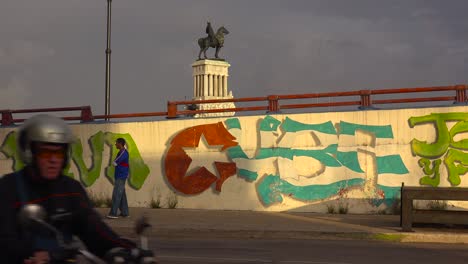 Arte-De-Propaganda-Revolucionaria-A-Lo-Largo-De-Una-Carretera-En-La-Habana,-Cuba