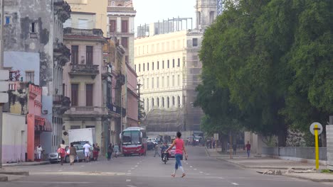 Los-Coches-Antiguos-Viajan-A-Lo-Largo-Del-Bulevar-Amain-En-La-Habana-Vieja,-Cuba