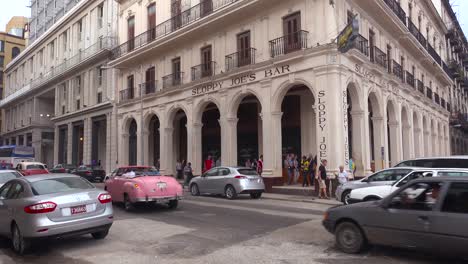 Ein-Oldtimer-Fährt-Durch-Die-Schlampige-Joe&#39;s-Bar-Und-Das-Restaurant-In-Der-Altstadt-Von-Havanna-Kuba
