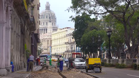 Obras-Viales-A-Lo-Largo-De-Una-Calle-De-La-Ciudad-Vieja-De-La-Habana,-Cuba
