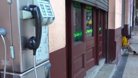 Un-Teléfono-Público-A-Lo-Largo-De-La-Calle-En-La-Habana,-Cuba