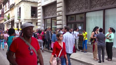 Kubaner-Warten-In-Havanna-Kuba-In-Schlangen-Auf-Grundlegende-Staatliche-Dienstleistungen-Und-Produkte
