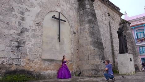 Una-Mujer-En-Un-Vestido-De-Novia-Posa-Frente-A-La-Iglesia-En-La-Ciudad-Vieja-De-La-Habana,-Cuba