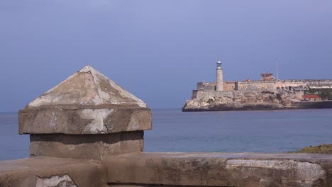 Una-Vista-A-Lo-Largo-Del-Malecón-Frente-Al-Mar-En-La-Habana,-Cuba
