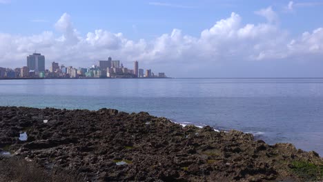 Una-Buena-Vista-De-La-Ciudad-De-La-Habana-Cuba-A-Lo-Largo-Del-Famoso-Malecón-Frente-Al-Mar