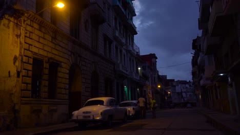 Una-Calle-Tranquila-En-La-Habana-Cuba-De-Noche