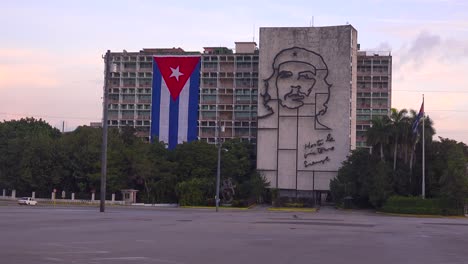 Toma-De-Establecimiento-De-Edificio-Gubernamental-En-La-Habana,-Cuba-2