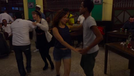 Increíbles-Bailarines-Actúan-En-Un-Bar-Y-Club-De-Baile-En-Un-Barrio-De-La-Habana-Cuba