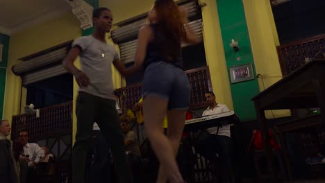 Erstaunliche-Tänzer-Treten-In-Einer-Bar-Und-Einem-Tanzclub-In-Einem-Viertel-Von-Havanna-Kuba-Auf-1
