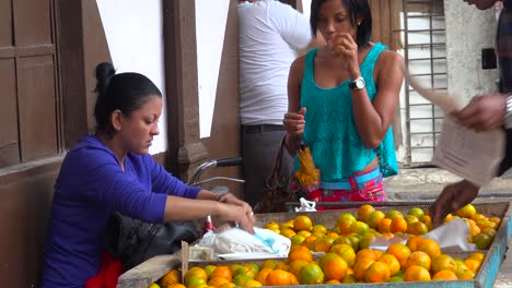 Una-Mujer-Vende-Fruta-Desde-Un-Carro-A-Lo-Largo-De-La-Calle-En-La-Habana,-Cuba