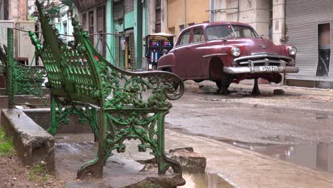 Un-Coche-Viejo-Se-Encuentra-En-Bloques-En-La-Ciudad-Vieja-De-La-Habana,-Cuba