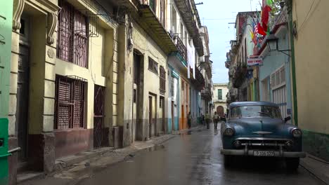 La-Ciudad-Vieja-De-La-Habana,-Cuba,-Después-De-La-Lluvia,-Con,-Clásico,-Coche-Viejo,-Primer-Plano