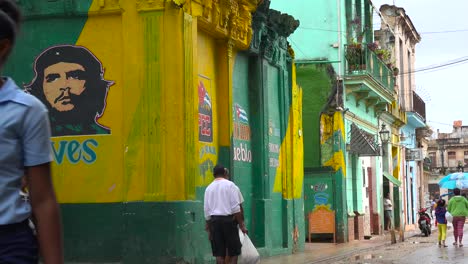 Die-Alte-Stadt-Von-Havanna-Kuba-Mit-Propagandamalereien-An-Den-Gebäuden