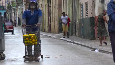 Un-Vendedor-Ambulante-Lleva-Sus-Mercancías-Por-Una-Calle-De-La-Ciudad-Vieja-De-La-Habana,-Cuba