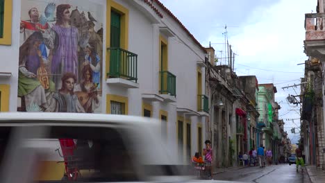 Die-Alte-Stadt-Von-Havanna-Kuba-Mit-Kunstmalereien-An-Den-Gebäuden