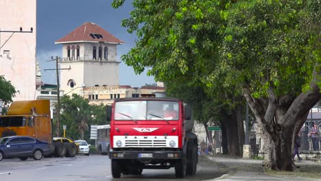 Klassische-Alte-Autos-Fahren-Auf-Den-Straßen-Von-Havanna-Kuba