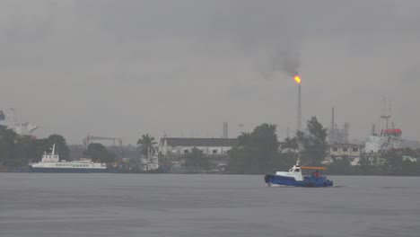 Hafenfähren-Passieren-Im-Hafen-Von-Havanna-Kuba-Mit-Einer-Industrieszene-Als-Kulisse