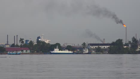 Los-Transbordadores-Pasan-En-El-Puerto-De-La-Habana-Cub-Con-Un-Fondo-De-Escena-Industrial