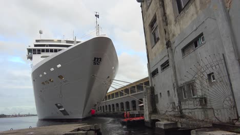 Grandes-Cruceros-Atracan-En-El-Puerto-De-La-Habana-Cuba