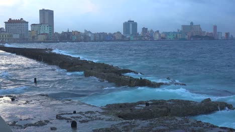Hermosa-Foto-Del-Horizonte-De-La-Habana,-Cuba,-Fotografiado-Desde-El-Malecón-Frente-Al-Mar
