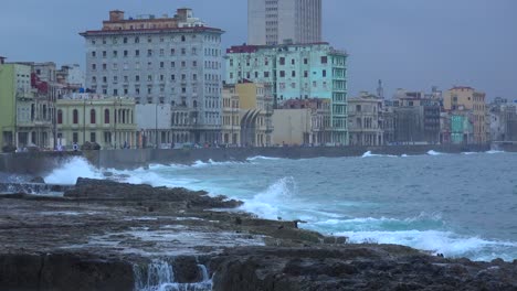 Las-Olas-Rompen-En-El-Malecón-De-La-Habana-Cuba-Durante-Una-Tormenta-De-Invierno-1