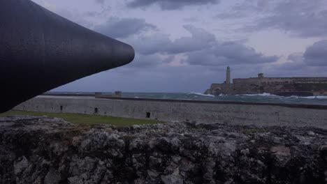 Das-Morro-Schloss-Und-Fort-In-Havanna-Kuba-Mit-Kanone
