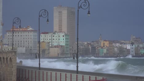 Die-Uferpromenade-Des-Malecon-In-Havanna-Kuba-Wird-Während-Eines-Riesigen-Wintersturms-Geschlagen-3