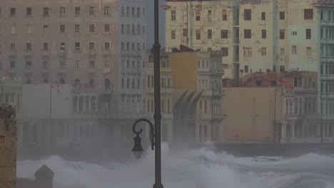Die-Uferpromenade-Des-Malecon-In-Havanna-Kuba-Wird-Während-Eines-Riesigen-Wintersturms-Geschlagen-5