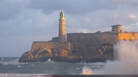 El-Castillo-Y-El-Fuerte-Del-Morro-En-La-Habana,-Cuba,-Con-Grandes-Olas-En-Primer-Plano-2