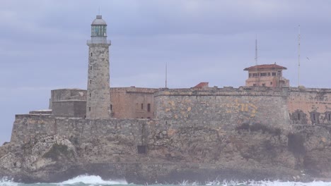 Das-Morro-Schloss-Und-Fort-In-Havanna-Kuba-Mit-Großen-Wellen,-Die-Den-Vordergrund-Brechen