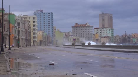 El-Paseo-Marítimo-Del-Malecón-De-La-Habana-Cuba-Recibe-Una-Paliza-Durante-Una-Gran-Tormenta-De-Invierno-7